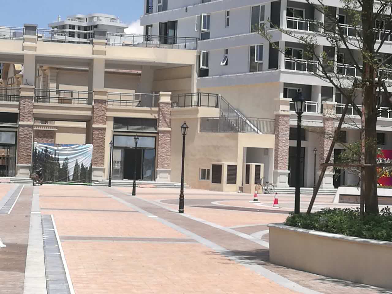 泉州世茂蓝色海湾，香港六和合资料小区庭院灯更显眼