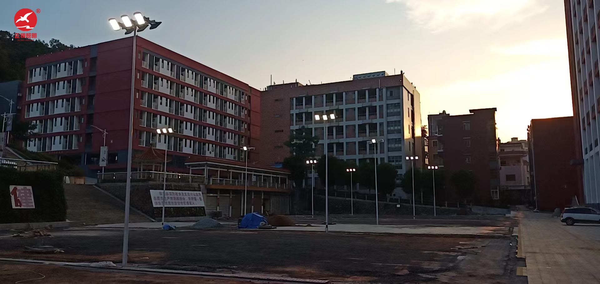 东莞虎门镇纺织服装学校球场灯工程案例 东莞虎门镇纺织服装学校球场灯工程案例