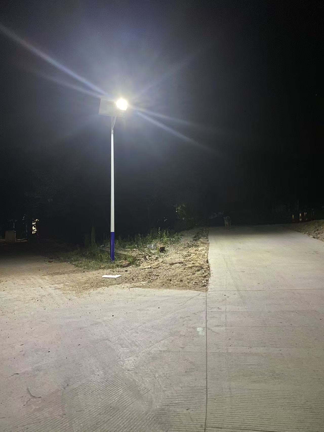 海南三亚乡村道路太阳能路灯安装